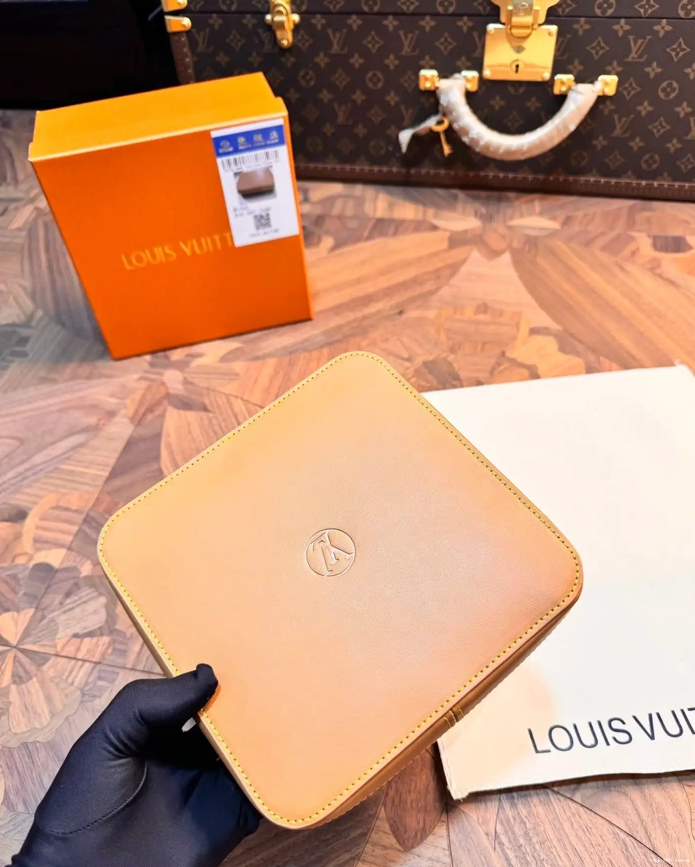 BOX YELLOW LV CUSTOM JEWELRY SQUARE 0615